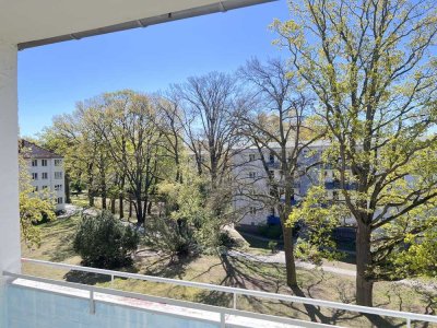Leerstehende helle 2-Zimmer-Wohnung mit Balkon, neuen Fenstern und neuem Bad