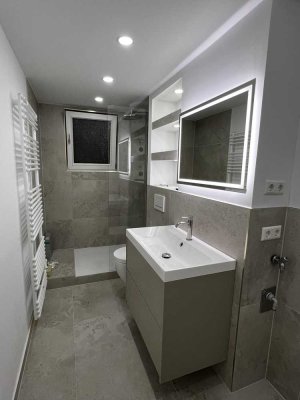 Erstbezug nach Sanierung: 2 Zi. mit EBK, Balkon & Bergblick