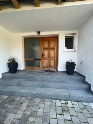 1200 € - 140 m² - 5.0 Zi.

Geräumige Wohnung in Wohnhaus mit 3 Wohneinheiten in ruhiger Lage