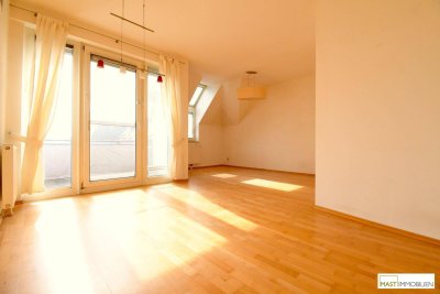 Optimal aufgeteilte 3 -Zimmer DG-Wohnung inkl. Einbauküche &amp; Balkon in Ruhe- &amp; Grünlage.