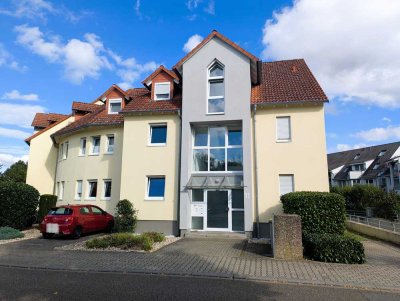 Anlageimmobilie gesucht? Große Single-Wohnung mit Balkon und zwei Stellplätzen!