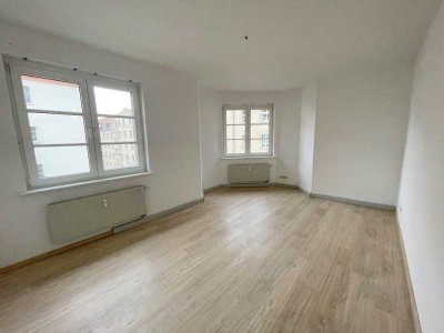 Jetzt aber! + Helle 2 Zimmer in Anger-Crottendorf + Einbauküche + Tageslichtbad + Dusche + Laminat