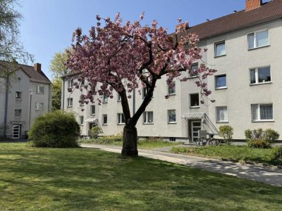 Kapitalanlage! Helle 3-Zimmer-Wohnung mit Balkon in D-Holthausen, bequem im 1. OG