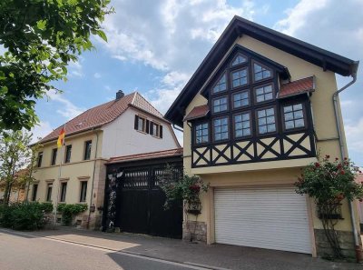 Stilvolle Maisonettewohnung mit Doppelgarage im charmanten Vier-Gebäude-Ensemble mit Innenhof!