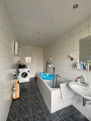 Eine schöne 3 Zimmer Wohnung zu vermieten mit Wohnfläche von 67qm im Obergeschoss.   Wohnung liegt z