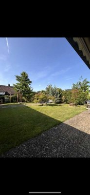 Großzügiger Winkelbungalow mit Einliegerwohnung, schönem Garten und Garage