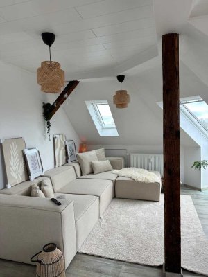 Helle Altbau-Dachgeschosswohnung mit Charme – 3 Zimmer, ca. 86 m², Einbauküche& französischer Balkon