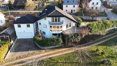 Villa mit besonderer Architektur und Einliegerwohnung - 4 Garagenstellplätze inkl.