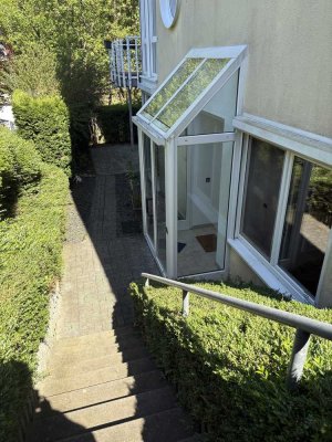 Helle 2-Zimmer-Souterrainwohnung mit Terrasse, Stellplatz und Einbauküche in Eiserfeld