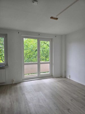 Helle 2-Zimmer-Wohnung mit Balkon + Einbauküche + Blick ins Grüne