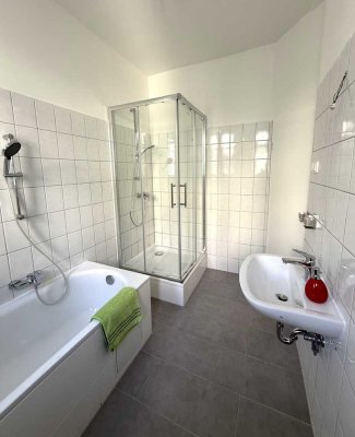 Frisch renoviert mit Tageslichtbad, Wanne und Dusche