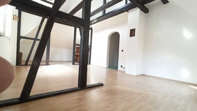 Renovierungsbedürftige 2,5-Zimmer Dachgeschosswohnung in Stuttgart-Süd bis ca. 90qm ausbaubar.