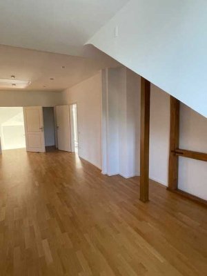 Geschmackvolle, sanierte 3-Raum-Dachgeschosswohnung mit gehobener Innenausstattung in Baden-Baden