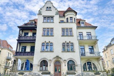 *helle und schöne 3-Zimmer-Wohnung in denkmalgeschützter Villa*