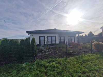 **Moderner Bungalow aus 2020 mit hochwertiger Ausstattung – großzügiges Grundstück und vieles mehr**