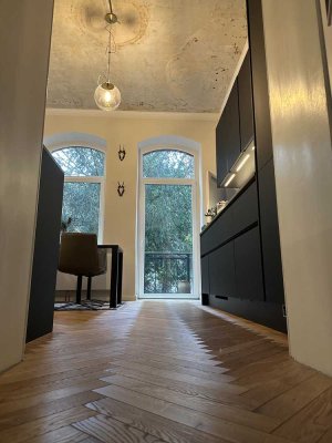 Oststadt: Kernsarnierte 5-Zimmer Altbauwohnung mit Balkon, Garten und PKW-Stellplatz