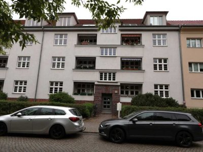 Potsdam: Vermietete Dachgeschosswohnung mit großzügigem Wohnbereich und eigenem Stellplatz