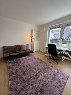 WG Zimmer (Frauen WG) mit Balkon, Neu renoviert und möbliert.