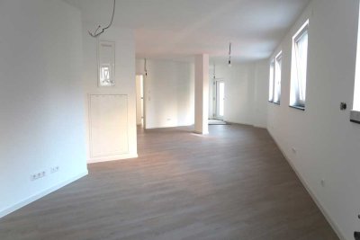 Großzügige, kernsanierte 2 Zi.- EG - Wohnung mit eigenem Eingang