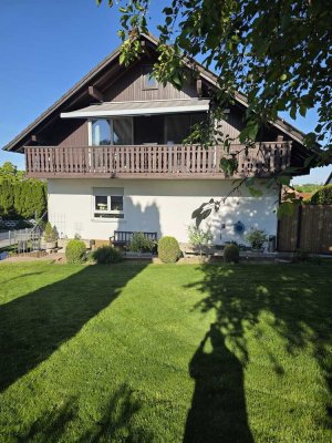 Exklusive, neuwertige 2,5-Raum-DG-Wohnung mit gehobener Innenausstattung und EBK in Gablingen