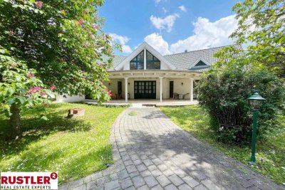 Verborgene Oase im Grünen - repräsetative Villa mit großzügigem Grundstück und Pool