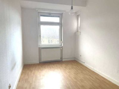 Gepflegte, helle 2-Zimmer-Altbauwohnung mit Balkon in urbaner Lage, Offenbach am Main