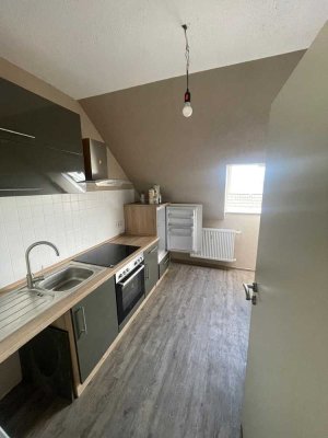 Vollständig renovierte Wohnung mit zweieinhalb Zimmern und Einbauküche in Lage