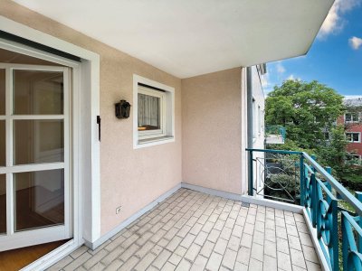 Charmant, zentral und dennoch ruhig – gepflegte 2-Zimmer-Wohnung mit großer Loggia und TG-Platz!
