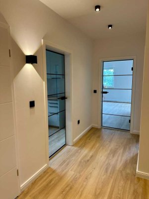 Exklusive, vollst. renovierte 2-Zimmer-Wohnung mit lux. Innenausstattung mit Balkon und EBK