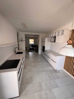 Hochwertig möblierte 3-Zimmer Wohnung mit Dachterrasse, Garten und Stellplatz in Top-Lage in Köln