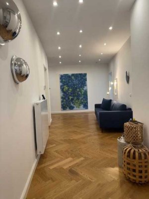 Bogenhausen - Wunderschöne großzügige 2 Zimmer Wohnung mit Wohnküche und Balkon in schönem Altbau