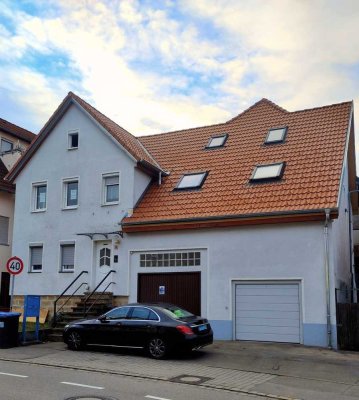 Attraktive Wohnung im Landhausstil in einem liebenswerten 3-Familienhaus, Veranda, Gartenanteile