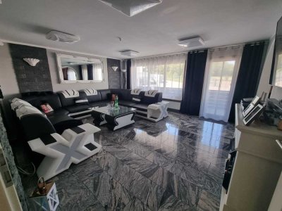 Familienfreundliches Zuhause mit sehr großem Garten, Balkon, zwei Garagen, Stellplatz und Pergola