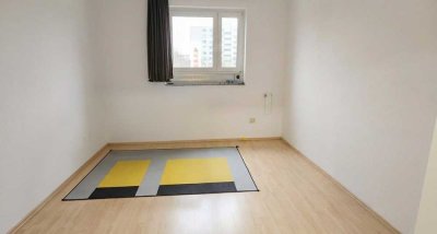 Helle 3-Zimmer-Wohnung mit Balkon in München-Hasenbergl