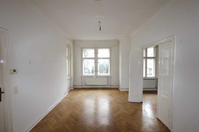 HELLE 4-ZI ALTBAUWOHNUNG IM 3.OG MIT AUFZUG & BALKON IM HERZEN VON FRIEDENAU!