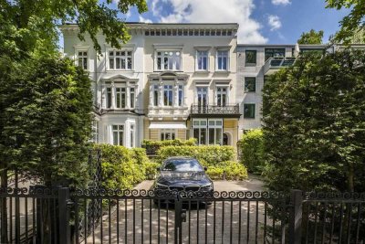 Einzugsbereit: Einzigartige Stadtvilla mit Dachterrasse in unmittelbarer Außenalsternähe