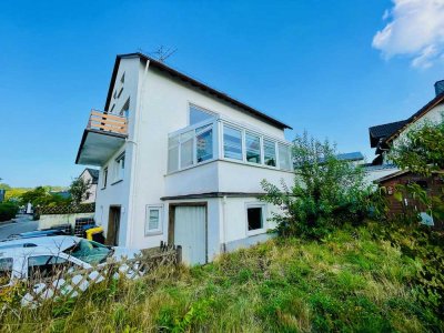 Großzügiges Zweifamilienhaus + DG mit Vorgarten und Wiese, zwei Garagen und zwei Balkonen