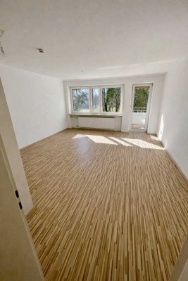 Helle 3-Zimmer-Wohnung mit Blick ins Grüne, überdachtem Balkon, Aufzug und TG in Nürnberg-Langwasser