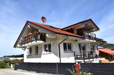 Neuwertiges Zweifamilienhaus, Garage und 3 Stellplätze in ruhiger Lage von Oberstaufen zu verkaufen