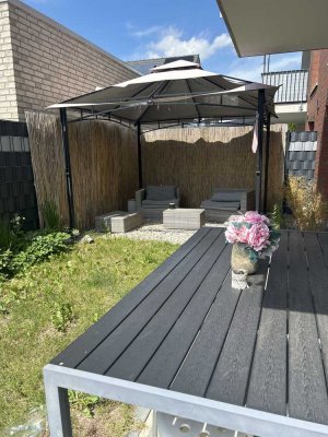 "Wohnen wie im Haus" Idyllische 4-Raum-Wohnung mit EBK, privatem Garten, Garage und Stellplatz