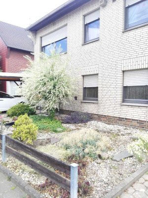 Freistehendes Einfamilienhaus mit Garage und großem Garten