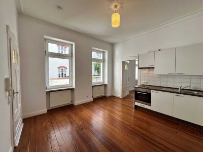 Tolles Altbau-Appartement mitten in Trier, mit Dielenboden, Stuckdecken und Einbauküche...