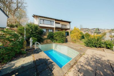 Freistehendes Einfamilienhaus mit Pool und Weitblick ins Grüne