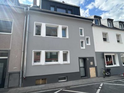 Erstvermietung: Top-Sanierte Maisonettewohnung in ruhiger Innenstadlage fußläufig zum Rhein