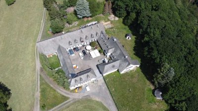 Repräsentativer Vierkanthof in Alleinlage mit Panoramablick (25.000 qm Grundstück / 4 Wo