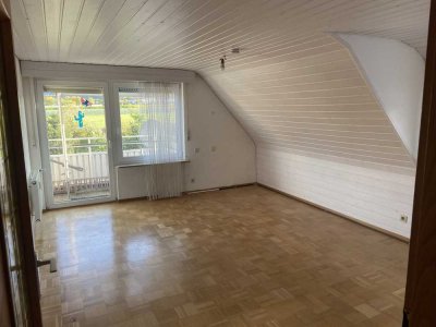 Helle 3,5-Zimmer Dachgeschosswohnung mit Balkon mit schöner Aussicht ins Grüne in Kernen im Remstal