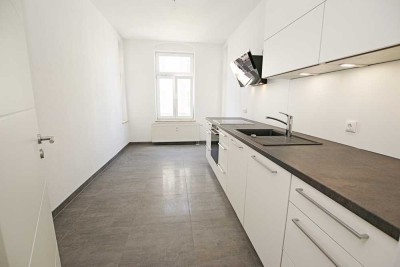 Hochwertig renovierte 2Zi-Wohnung mit Tischler-EBK und kleinem Südwest-Balkon. Aufzug