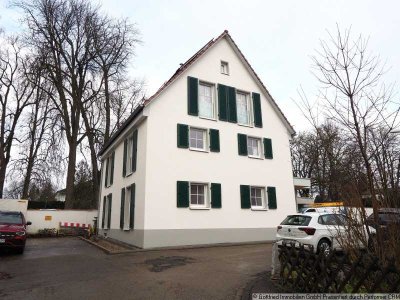 AUFWENDIG KERNSANIERT: Stilvolle 2,5-Zi. Erdgeschosswohnung mit Garage, Stellplatz und Terrasse
