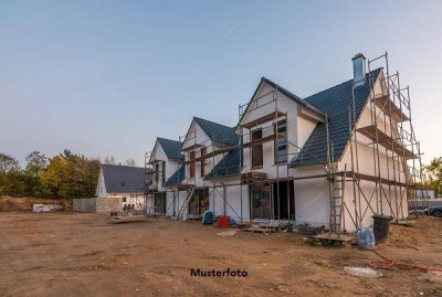 Reihenhausprojekt im Rohbau mit 3 Einheiten und 6 geplanten Carports