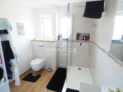 *** Komplett modernisierte  3 Zi. Wohnung mit 
                        Pergola im Garten ***